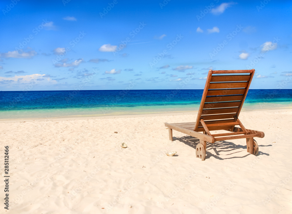 Sunny white beach, blue sky Sunny white beach, blue sky