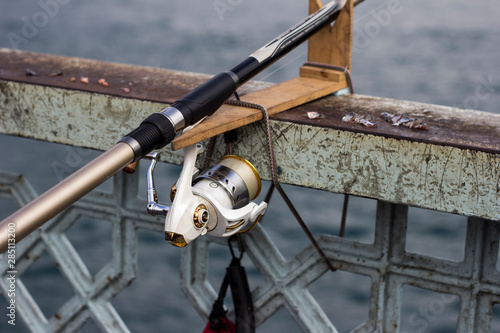 Rute von Angler auf der Galata Köprüsü Brücke Istanbul 