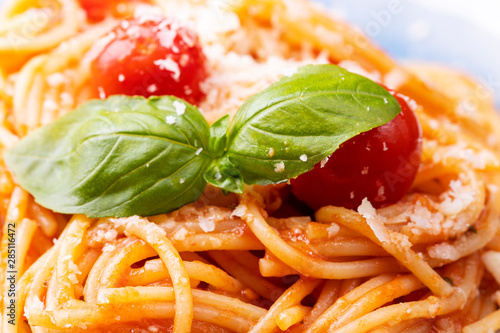 Nahaufnahme von Spaghetti mit Tomaten und Basilikum