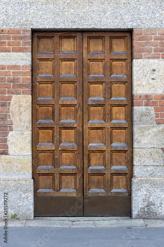 porta di legno con mura di mattoni e pietra 