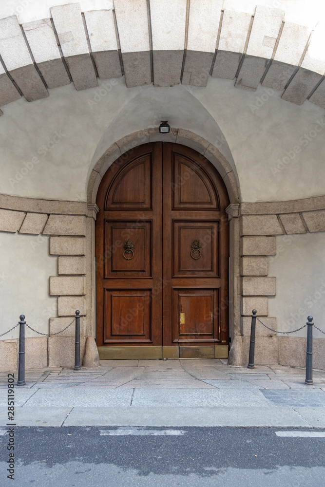 porta antica di legno ad arco palazzo italia
