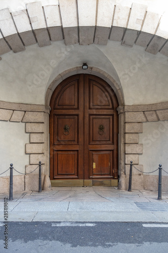 porta antica di legno ad arco palazzo italia