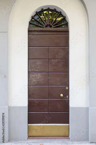 porta in legno di ingresso abitazione  con arco 