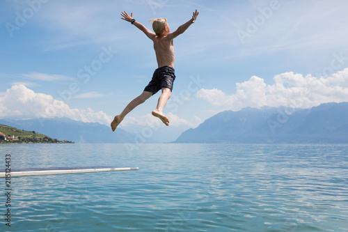 A boy star jumping of a diving board