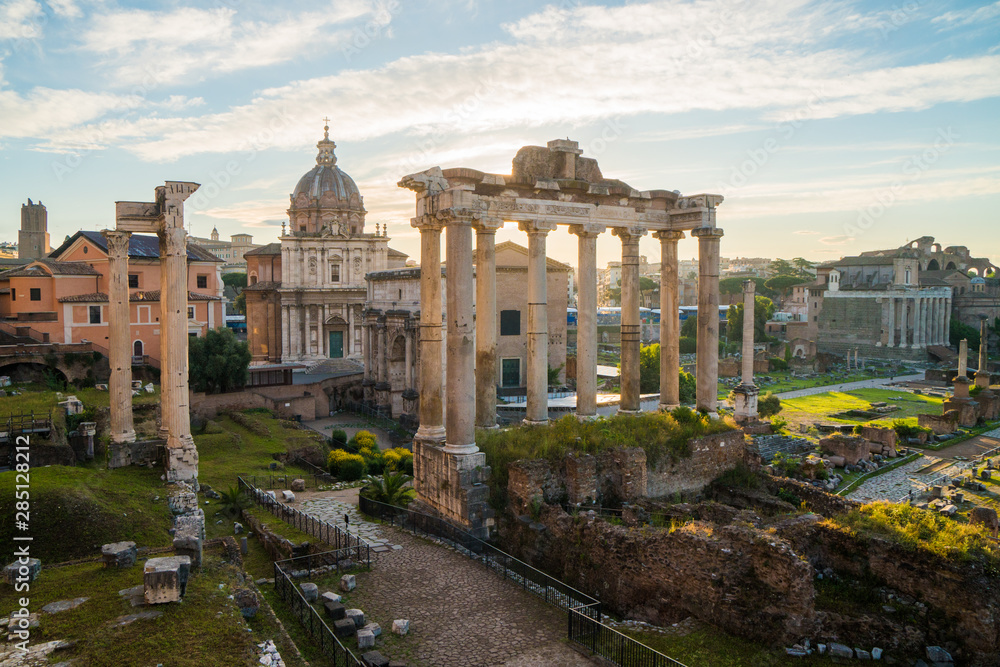 Fototapeta premium Rzymskie forum. Wizerunek Forum Romanum w Rzymie w godzinach porannych, Europa