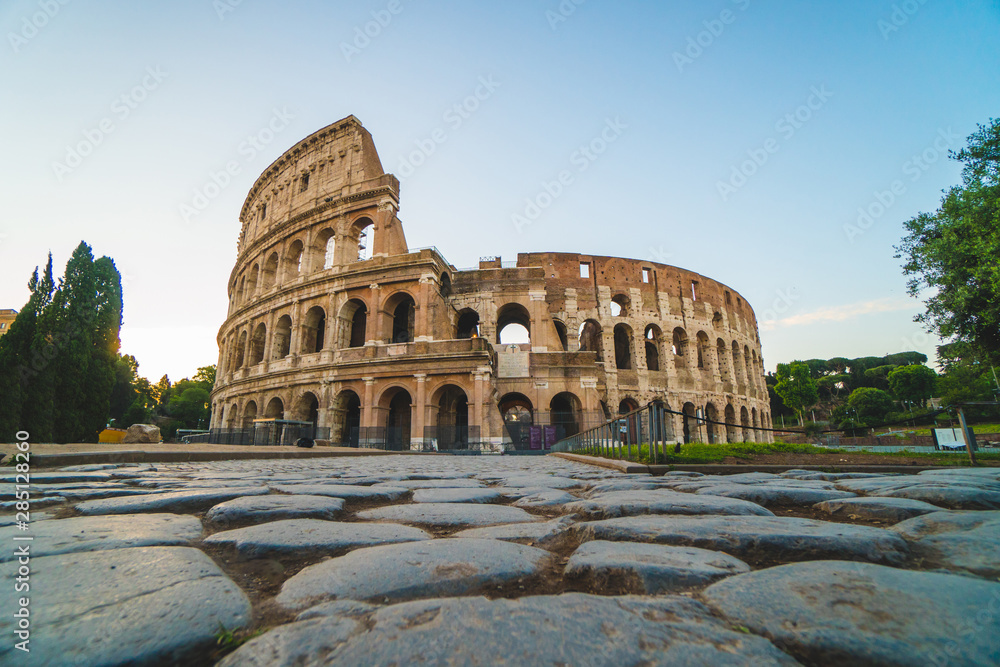 Fototapeta premium Widok na Koloseum w Rzymie w letni poranek, Włochy