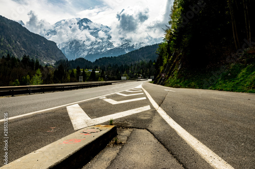 Fototapeta Naklejka Na Ścianę i Meble -  road to mont blanc