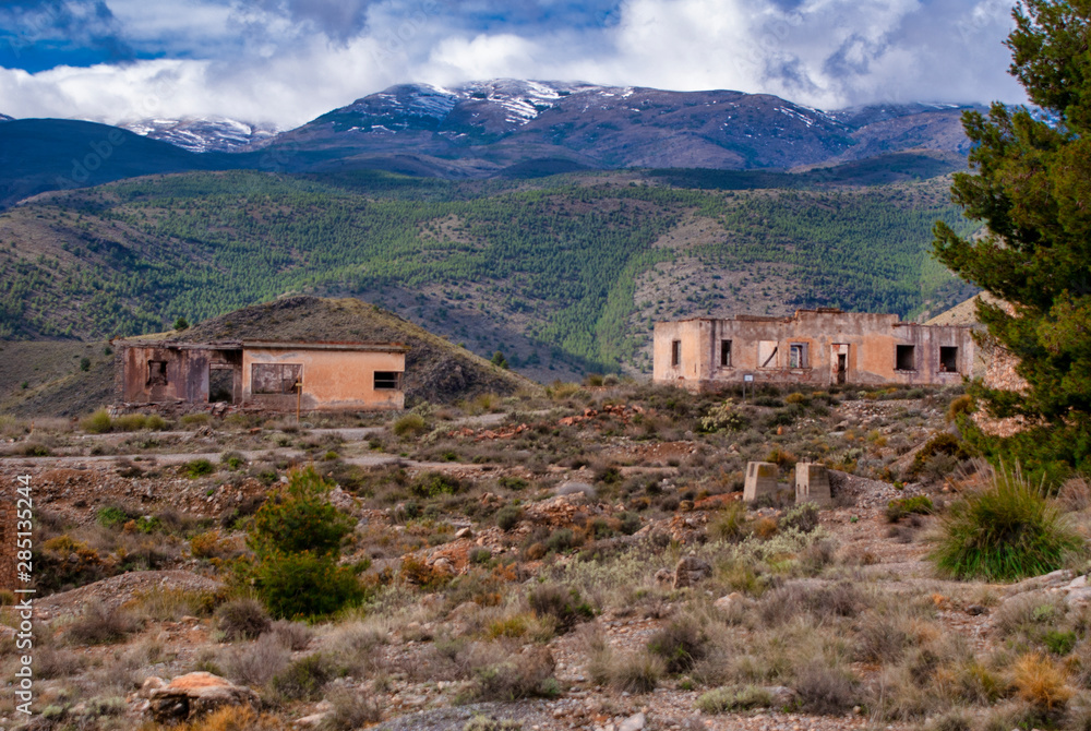 Paisaje y casas en ruinas de la mina de la Solana
