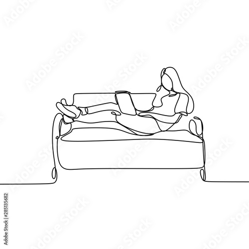 Draw one continuous line of a girl playing on a couch while lying down