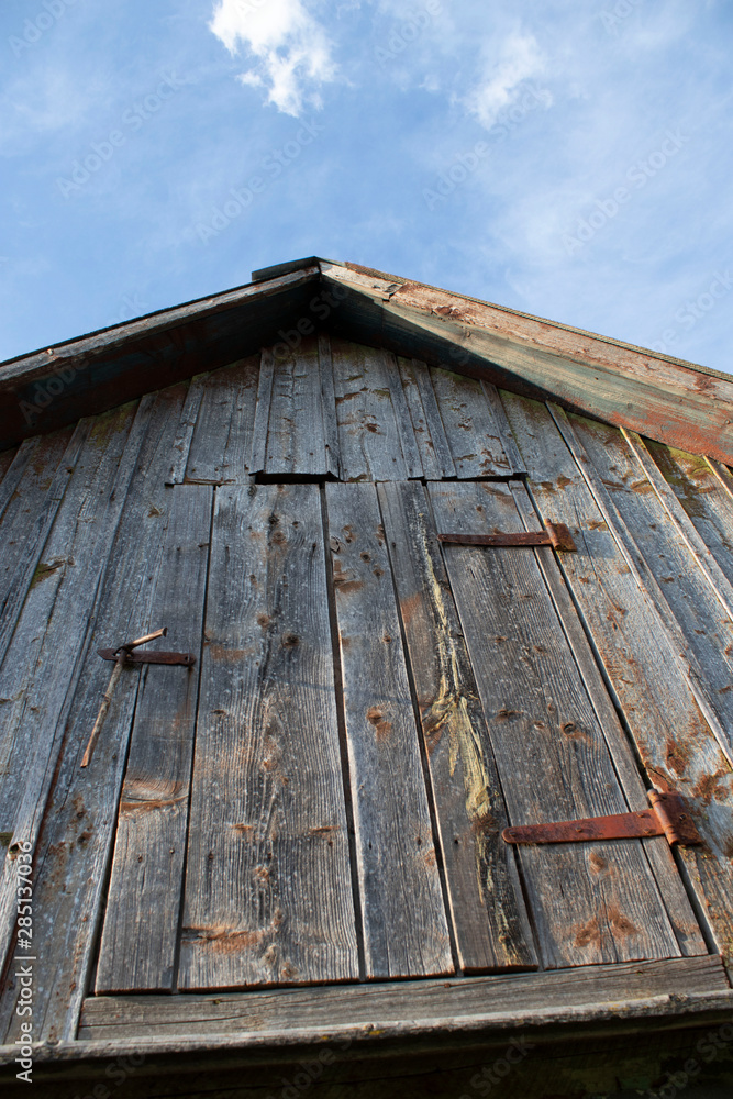 Naklejka premium Old wooden door on the roof