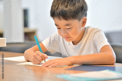 Schilderij op canvas 勉強する男の子