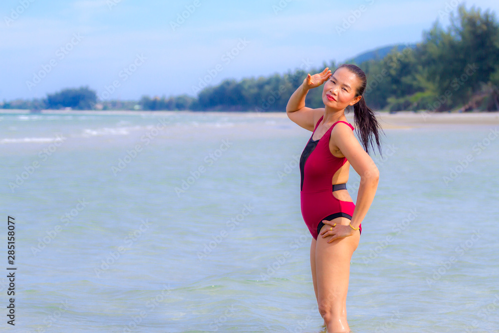 Naklejka premium Woman body large pretty with bikini crimson on beach