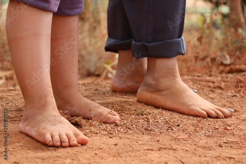 Pés, descalços, terra, chão, descalço, brancos, rural