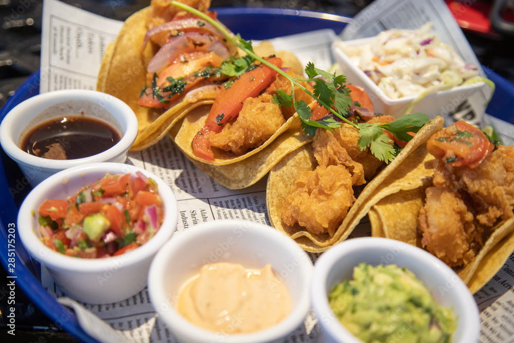 Shutter Shutter 100% 10 Поддержка программы чтения с экрана включена. Shrimp tacos with guacamole and spicy chili sauce in a restaurant Shutter Shutter 100% 10 Поддержка программы чтения с экрана включена. Shrimp tacos with guacamole and spicy chili sauce in a restaurant