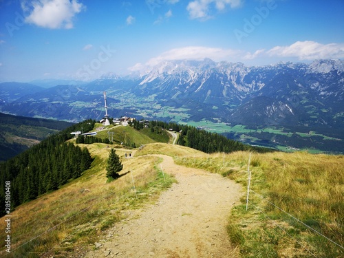 ursprüngliche Landschaft in den Alpen - Wanderung