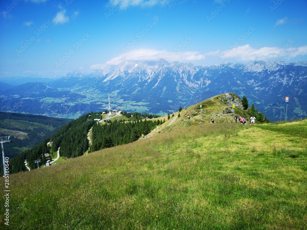 ursprüngliche Landschaft in den Alpen - Wanderung