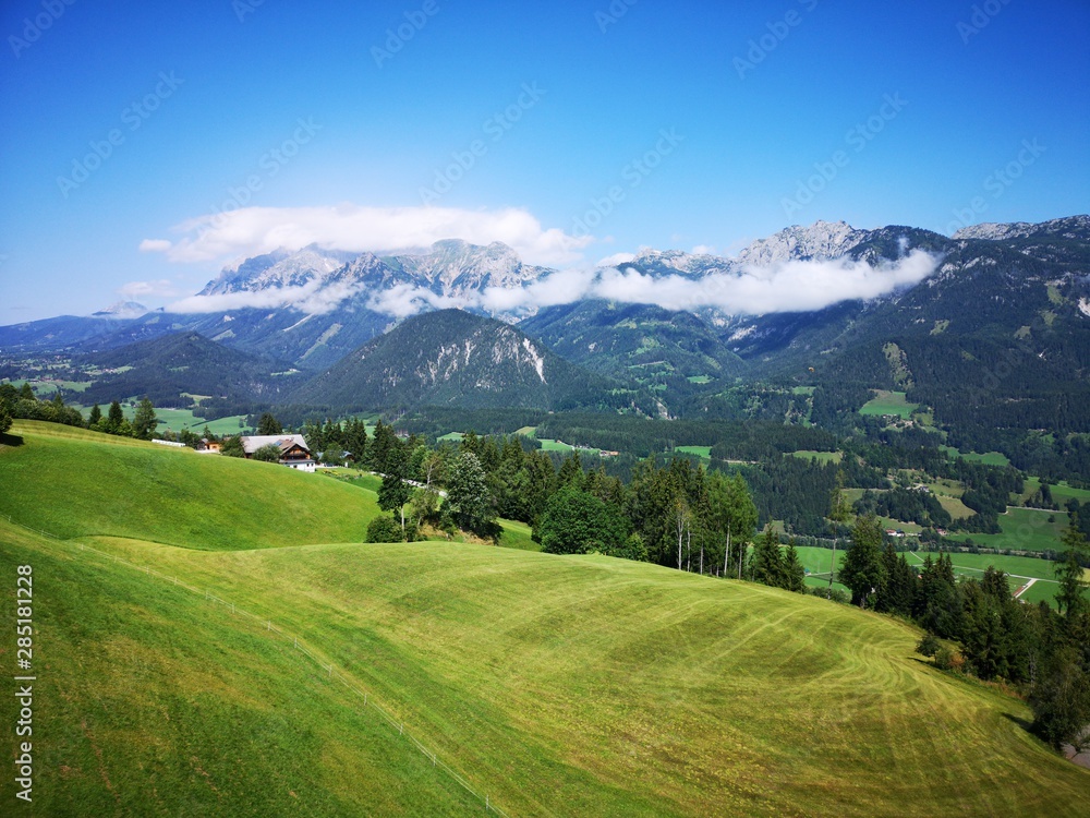 ursprüngliche Landschaft in den Alpen - Wanderung