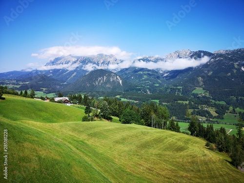 urspr  ngliche Landschaft in den Alpen - Wanderung