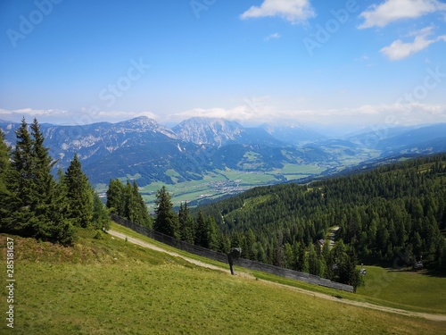 ursprüngliche Landschaft in den Alpen - Wanderung