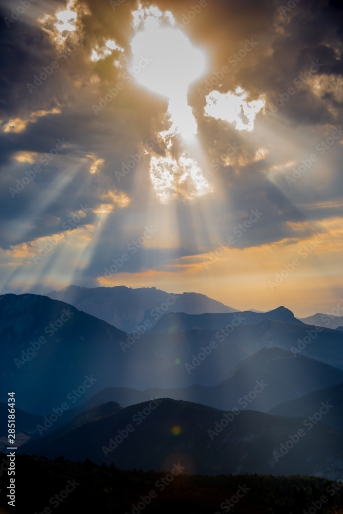 Matin bleu en montagne, ciel dramatique, Hautes Alpes, France