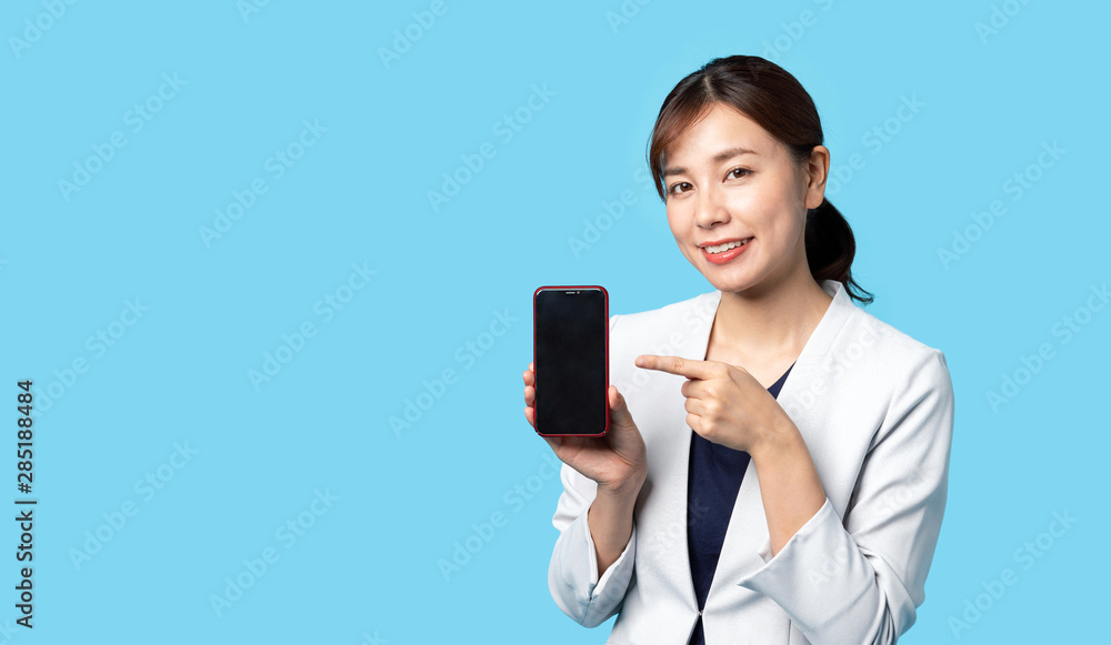スマホを見せる女性 スマホを見せる女性
