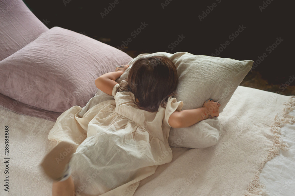 ベッドに飛び込む女の子 Stock Photo Adobe Stock