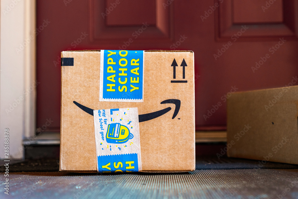 August 20, 2019 Sunnyvale / CA / USA - Amazon Prime delivery box with a  Happy School Year sticker delivered at the door foto de Stock | Adobe Stock