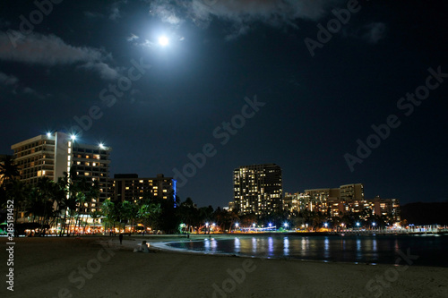 Waikiki Moon