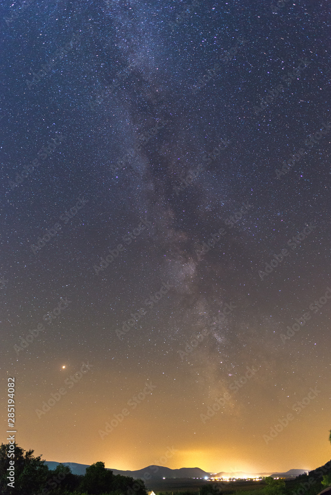 Obraz premium Milky way on the sky over the trees