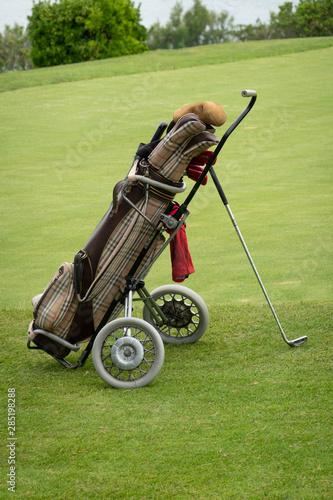 carro de golf antiguo  o carrito de golf cásico photo