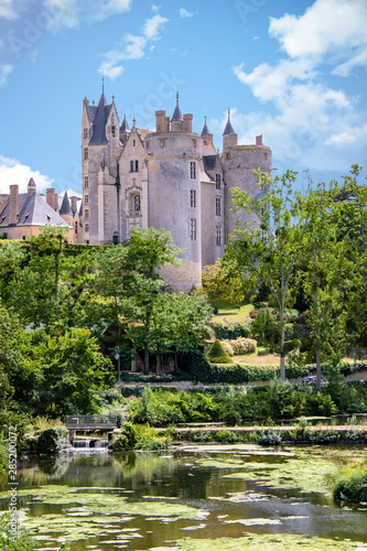 Montreuil-Bellay. Le château et rivière le Thouet. Maine-et-Loire. Pays de Loire