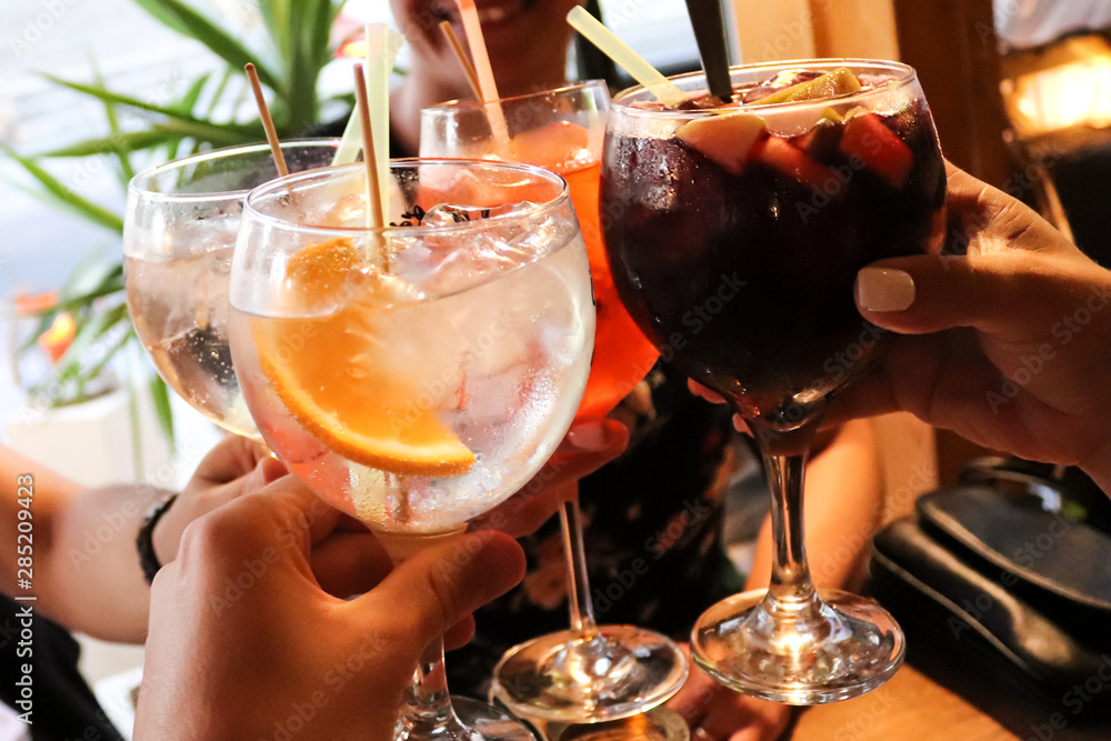 Trinken mit Freunden, Anstoßen foto de Stock Adobe Stock
