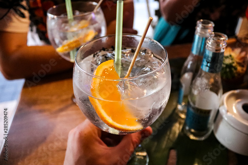 Trinken mit Freunden, Anstoßen