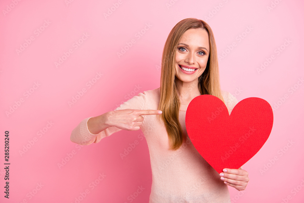 Φωτογραφία Photo of beautiful lady hold hand big paper heart figure invitation prom indicat