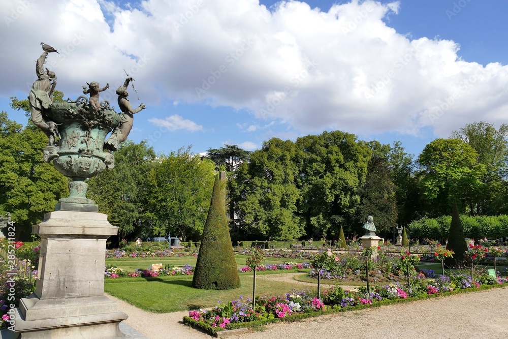 Jardin publique appelé « jardin de l'archevêché » à Bourges, Cher, France  Stock Photo | Adobe Stock