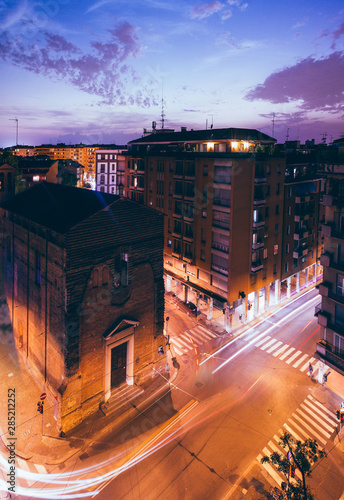 Incrocio di Bologna al crepuscolo con light painting