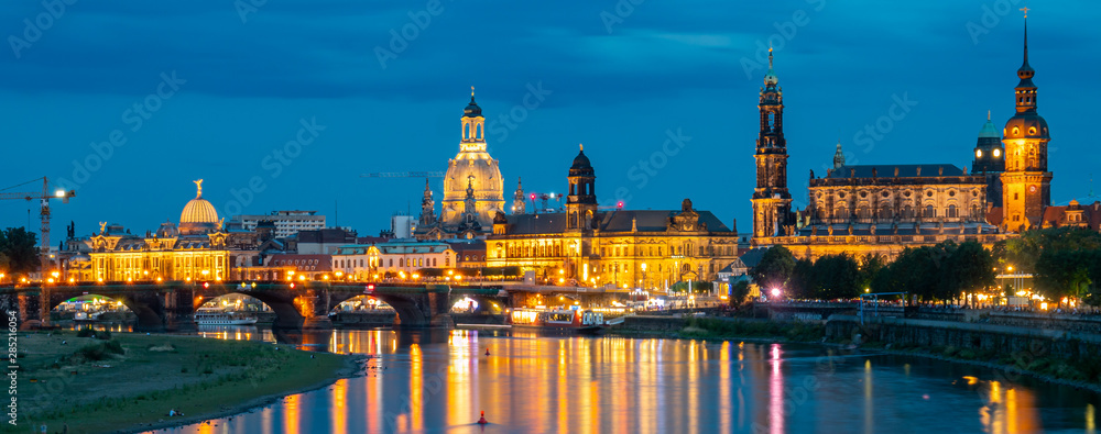 Stadtpanorama von Dresden bei Nacht