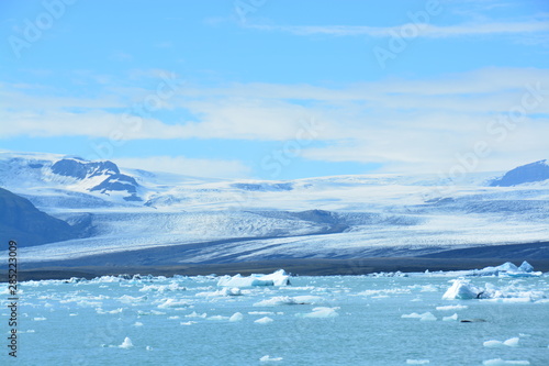 ヨークルスアゥルロゥン氷河湖 © Via Nova