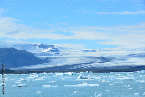 ヨークルスアゥルロゥン氷河湖 © Via Nova
