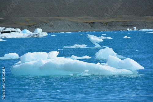 ヨークルスアゥルロゥン氷河湖 photo