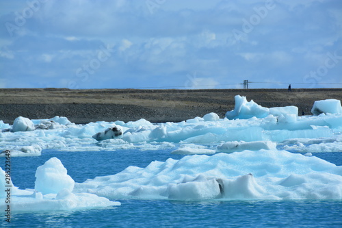 ヨークルスアゥルロゥン氷河湖 photo