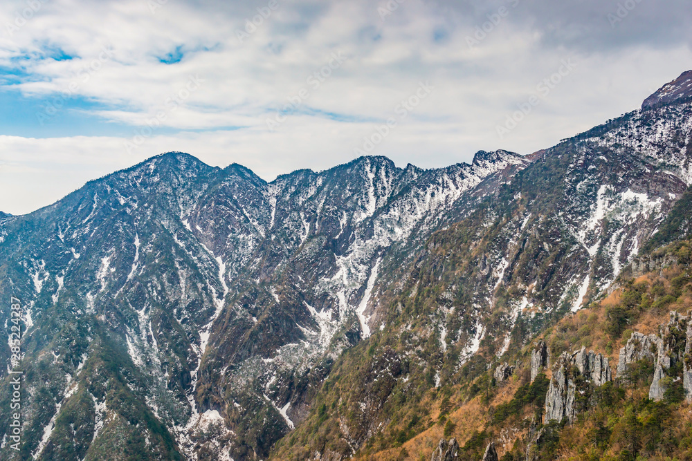 Cang Mountain (Cangshan Mountain). It is a mountain range immediately west of Dali City in Yunnan province of Southwest China. Cang Mountain (Cangshan Mountain). It is a mountain range immediately west of Dali City in Yunnan province of Southwest China.