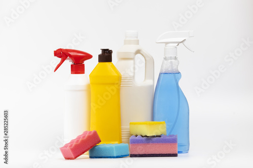 Arrangement with cleaning products and colourful sponges