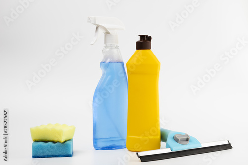 Arrangement with detergent bottles and sponges