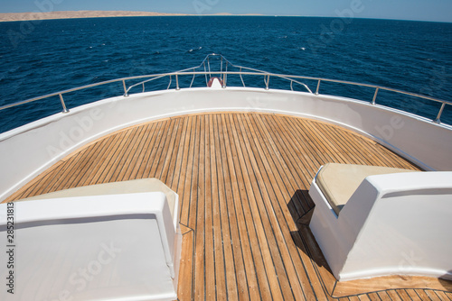 Konstfotografi View over the bow over a large motor yacht