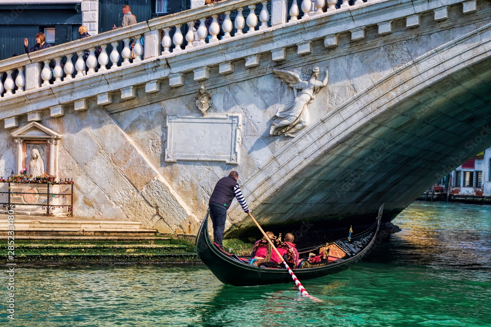 gondel an der ponte di rialto in venedig, italien