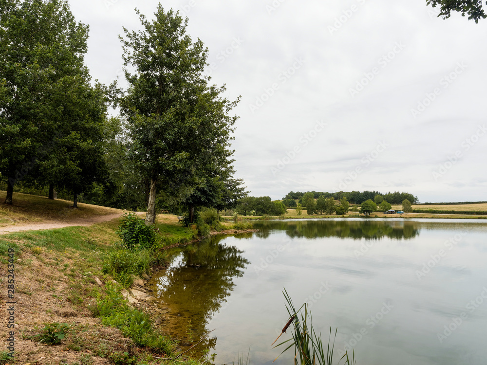 Fototapeta premium Au bord du plan d'eau de Servant dans le Puy-de-Dôme