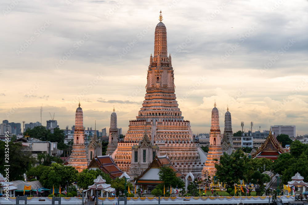 Fototapeta premium Wat Arun Temple at beautiful sunset, Landmark of Bangkok, Thailand (Wat Arun Ratchawararam Ratchawaramahawihan, Temple of Dawn)