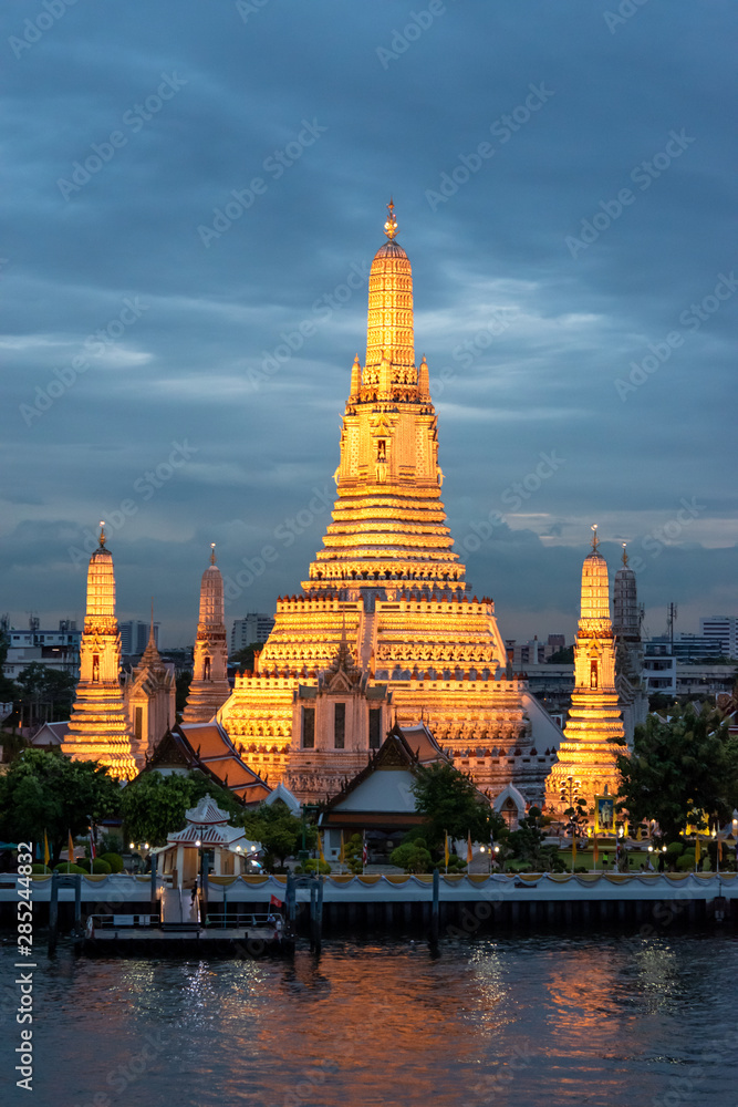 Wat Arun Temple at beautiful sunset, Landmark of Bangkok, Thailand (Wat Arun Ratchawararam Ratchawaramahawihan, Temple of Dawn)