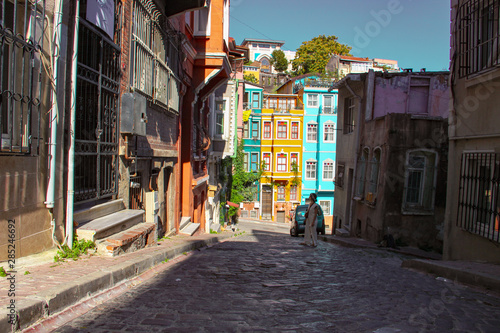 Fototapeta Naklejka Na Ścianę i Meble -  woman and colorful old buildings in Balat in Istanbul